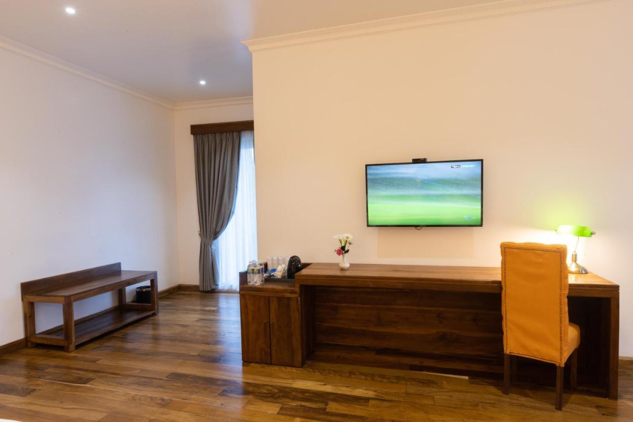 Hotel Grand Turf Нувара Елия Екстериор снимка