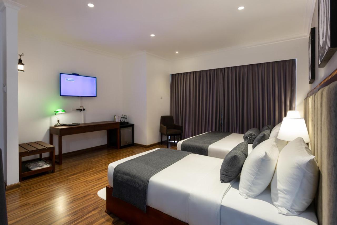 Hotel Grand Turf Нувара Елия Екстериор снимка