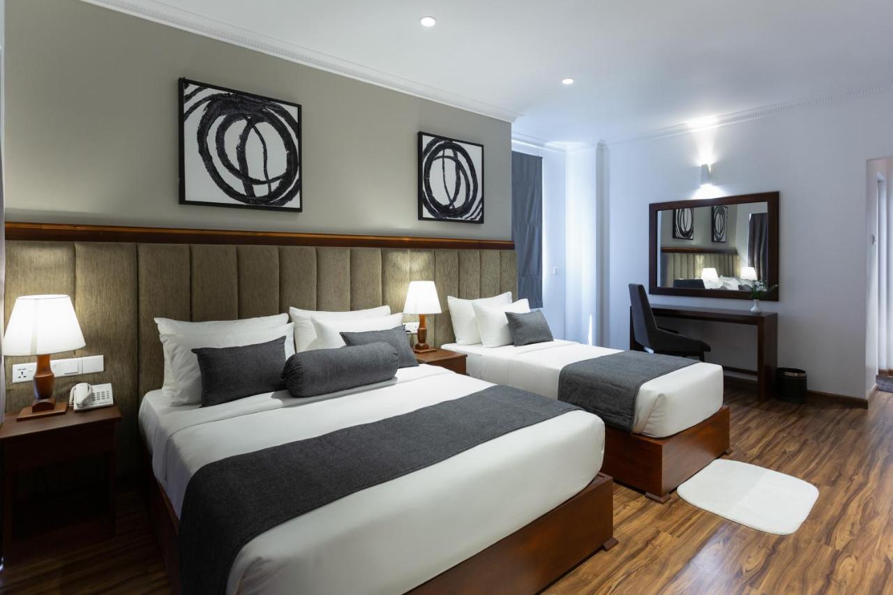 Hotel Grand Turf Нувара Елия Екстериор снимка