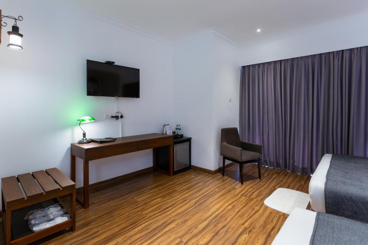 Hotel Grand Turf Нувара Елия Екстериор снимка